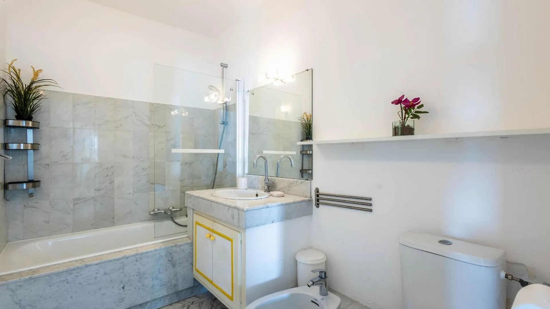 Apartment Appartement Les Pieds Dans L'Eau Pour 6 Personnes A Saint-Raphael