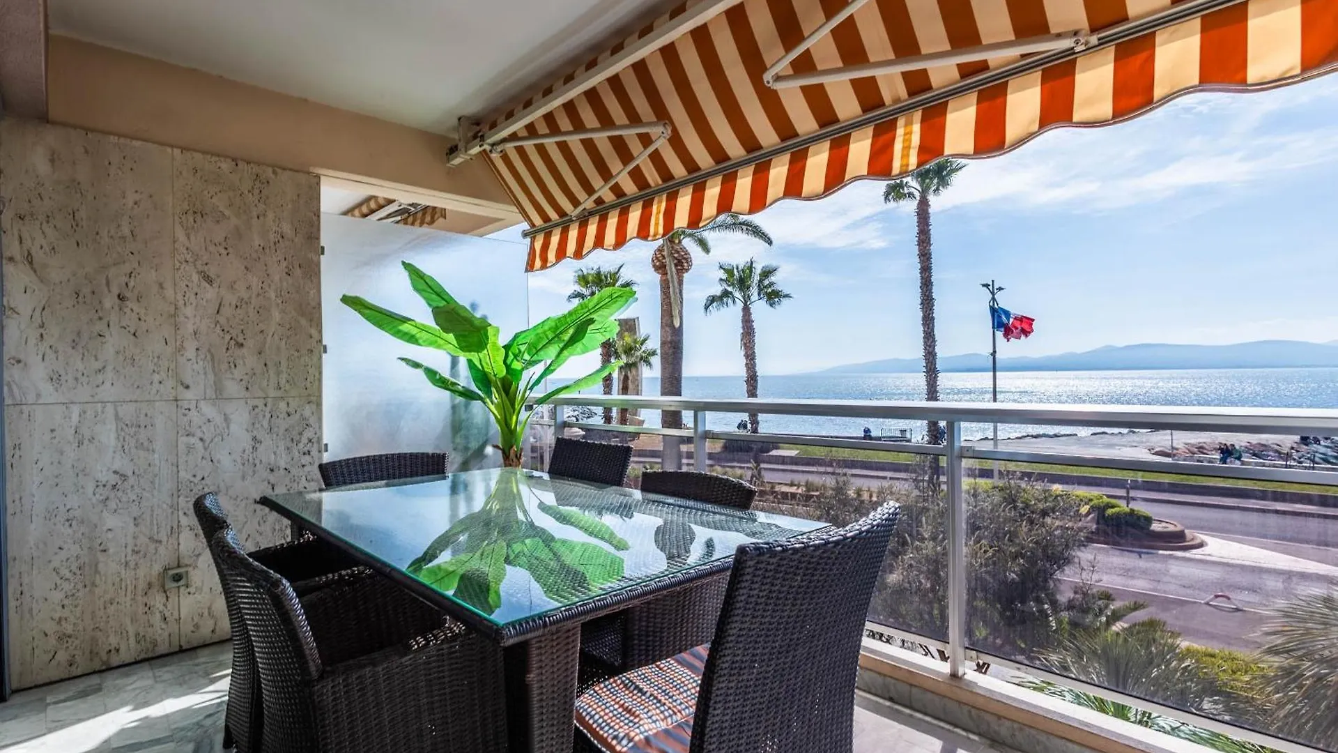 Apartment Appartement Les Pieds Dans L'Eau Pour 6 Personnes A Saint-Raphael France