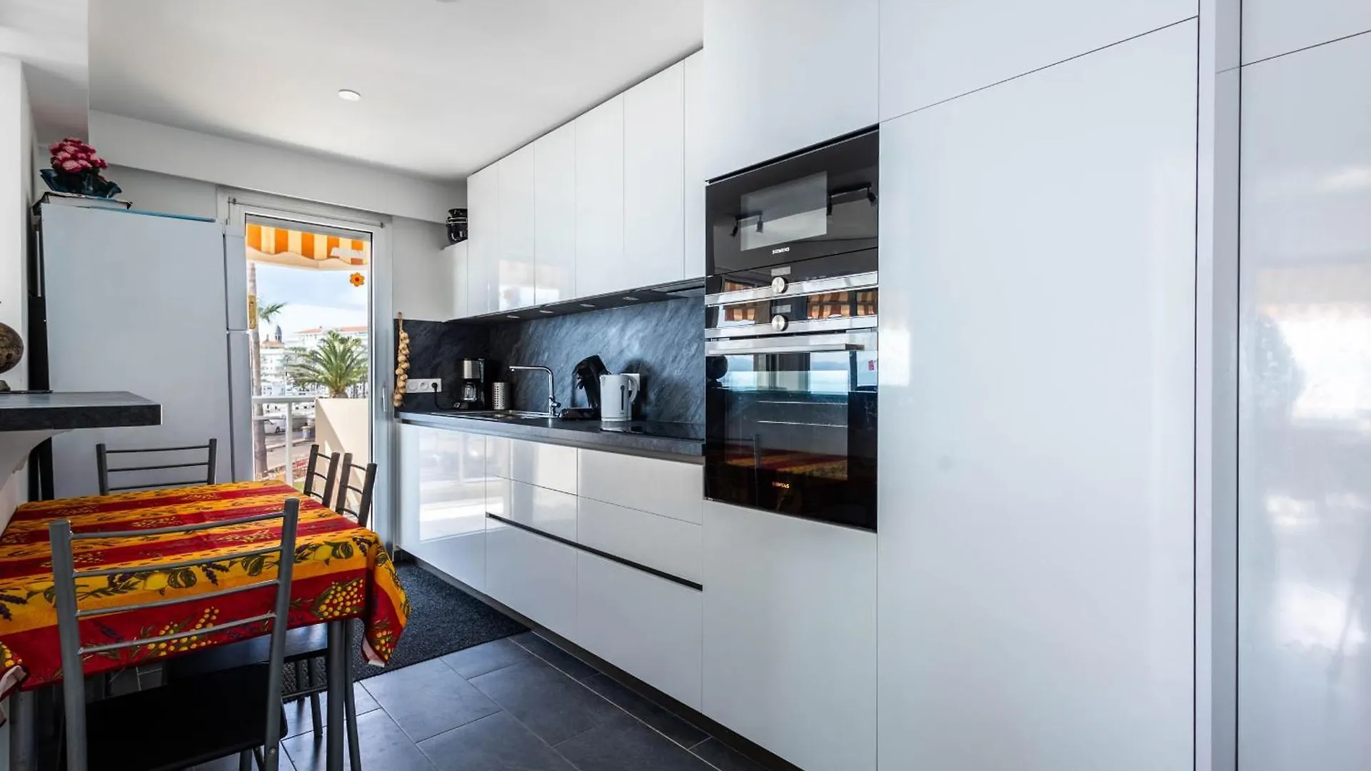 Apartment Appartement Les Pieds Dans L'Eau Pour 6 Personnes A Saint-Raphael France