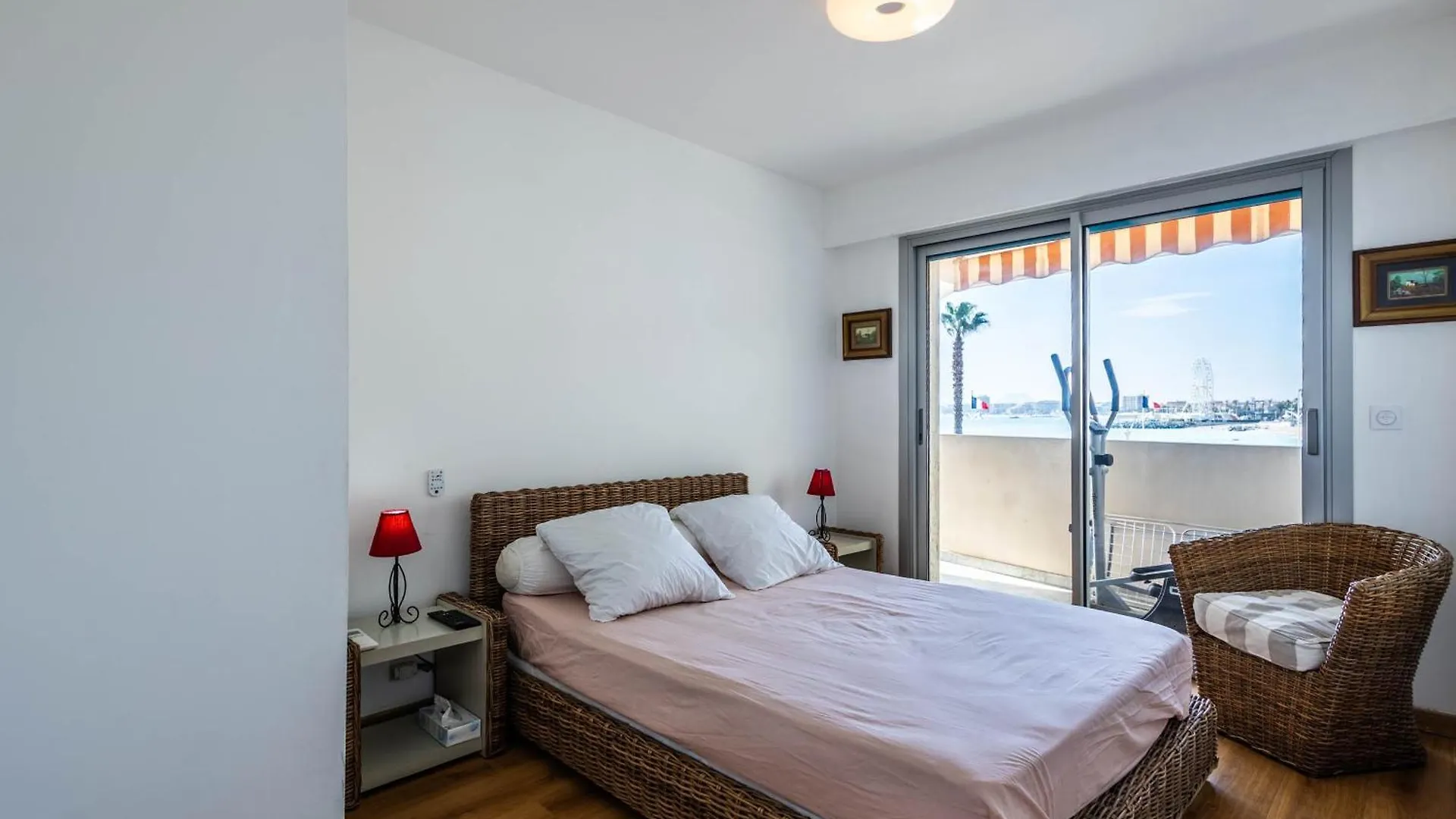 Apartment Appartement Les Pieds Dans L'Eau Pour 6 Personnes A Saint-Raphael