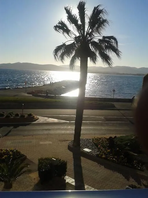 Apartment Appartement Les Pieds Dans L'Eau Pour 6 Personnes A Saint-Raphael